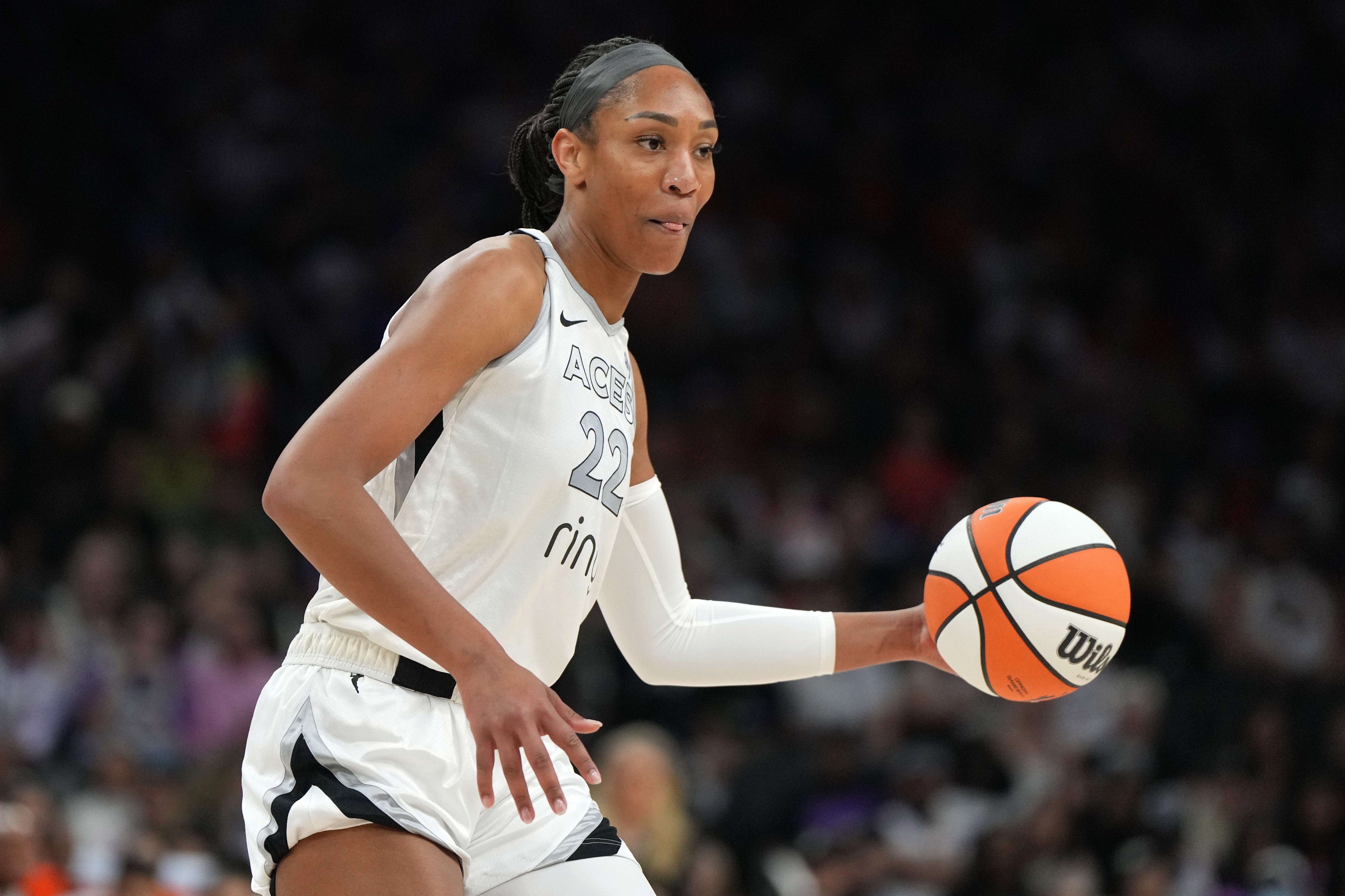 季后赛35+同时帽断合计5个场次：阿贾-威尔逊两次 其他人一共两次