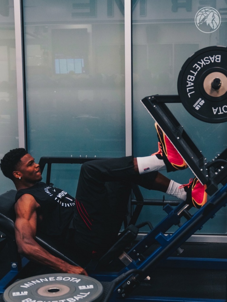 森林狼官方晒华子训练照！这肌肉线条强得可怕！