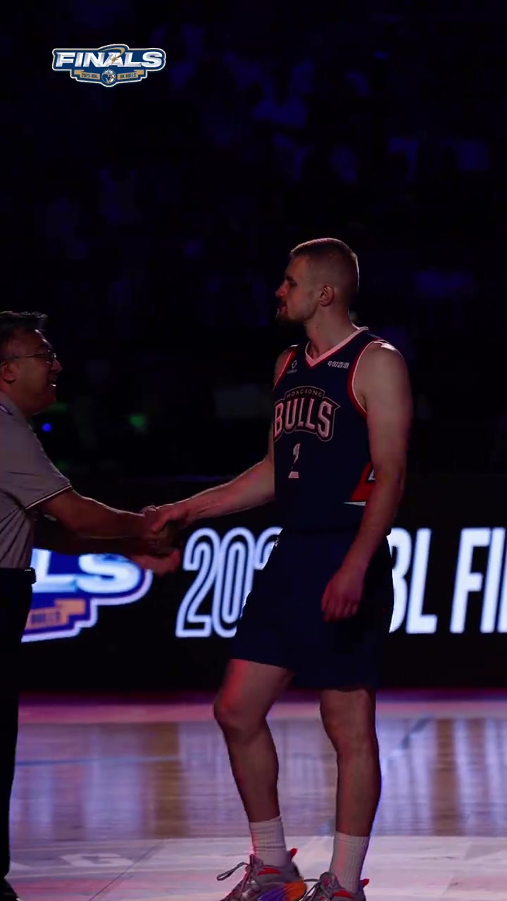 恭喜厄特尔以场均2抢断的出色表现 荣膺2025赛季常规赛抢断王！