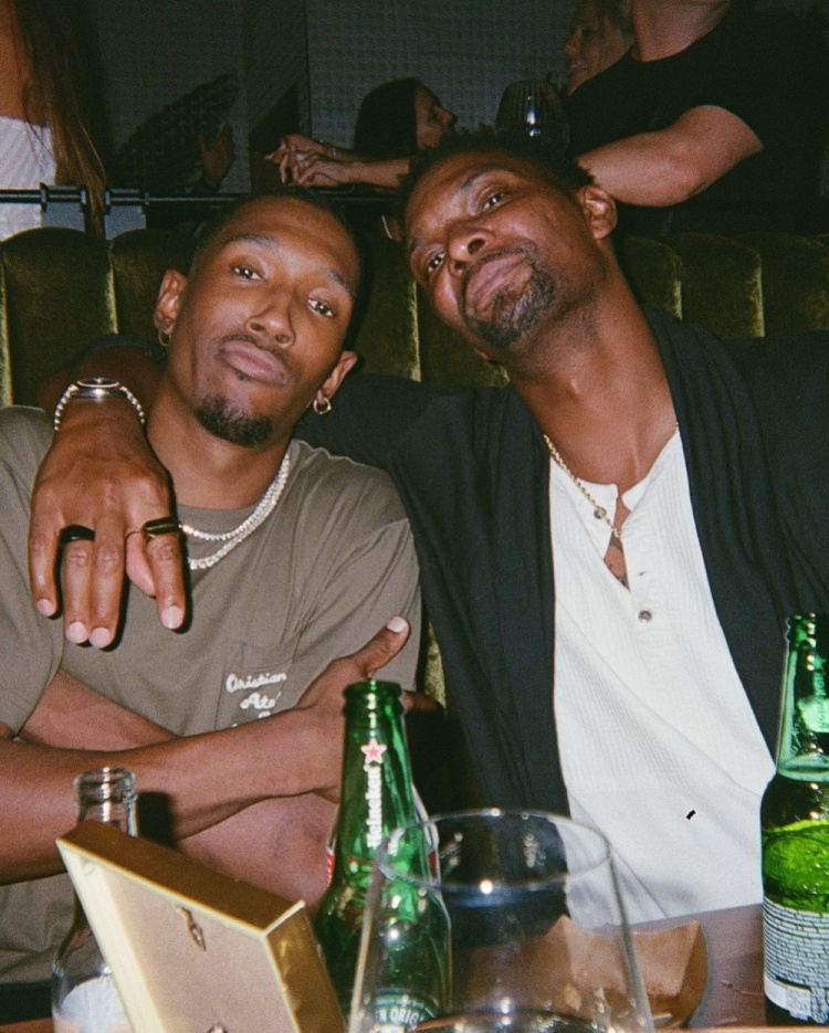 享受生活！约什-理查德森晒和老大哥波什合照！