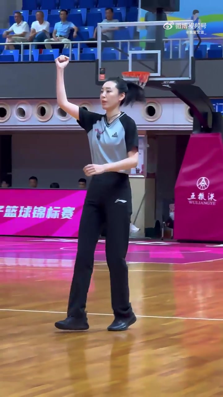 又美又飒！全国女篮锦标赛的女裁判王阳成赛场上另一道靓丽的风景
