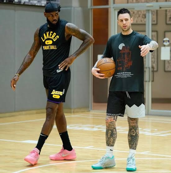 训练师Brickley：老詹的自律无人能及 8点训练他6点就会来热身