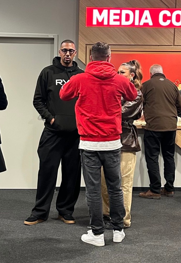 拜仁主场迎战不莱梅，博阿滕现身安联球场现场观战