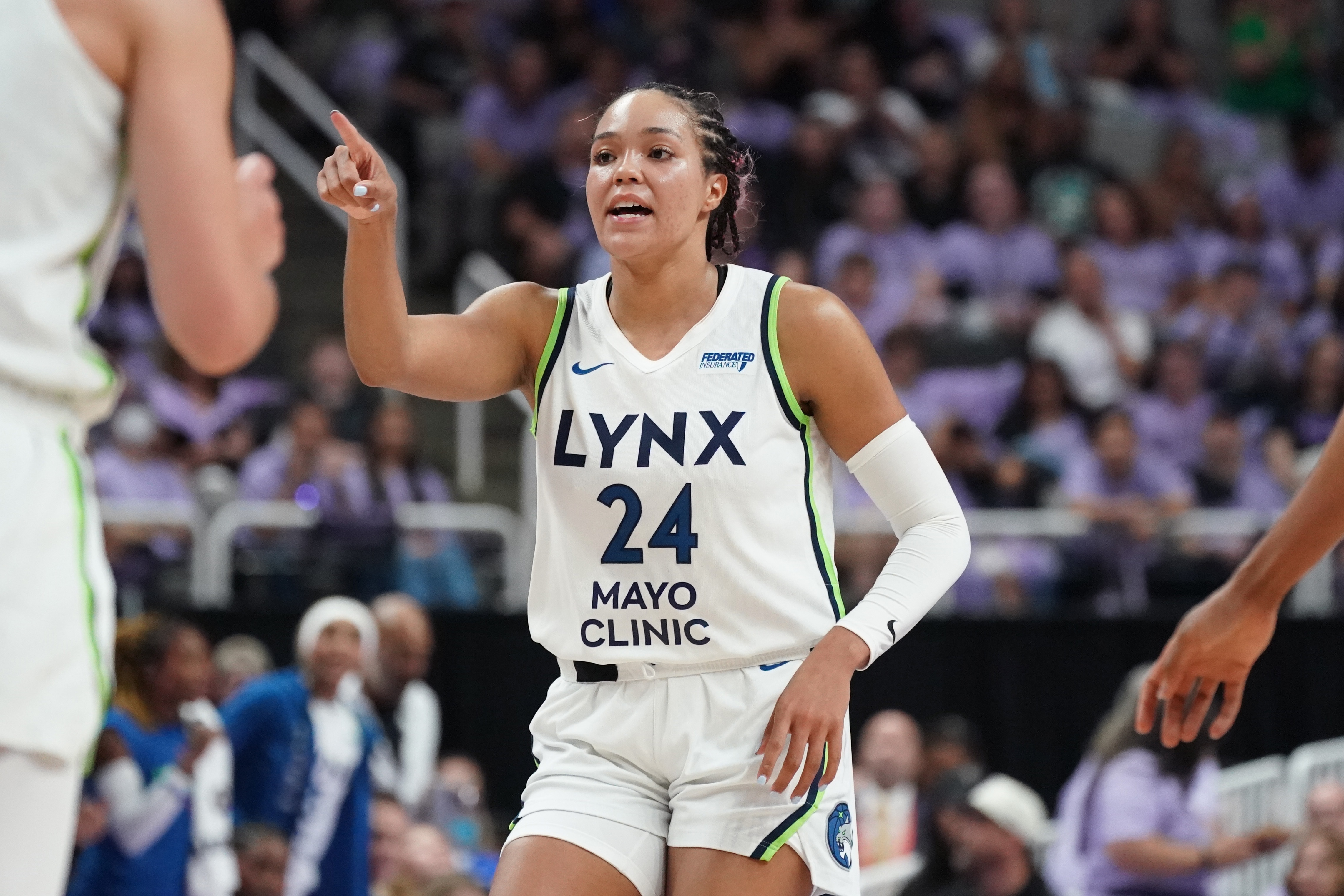 最后时刻伤退！山猫主帅透露科利尔腿部可能骨折 但未透露细节