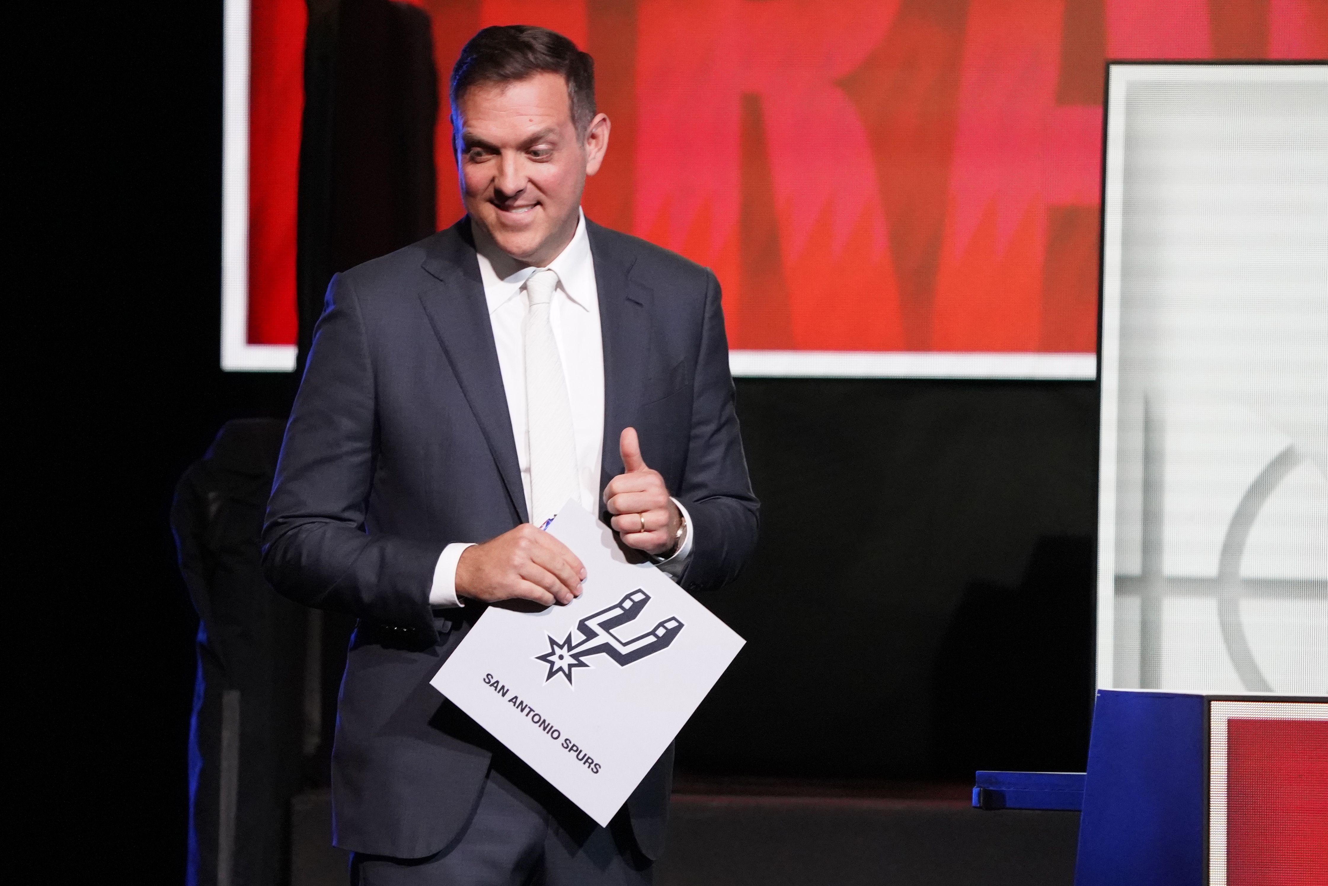 制服组升级！Scotto：马刺队多位管理层人员获得晋升