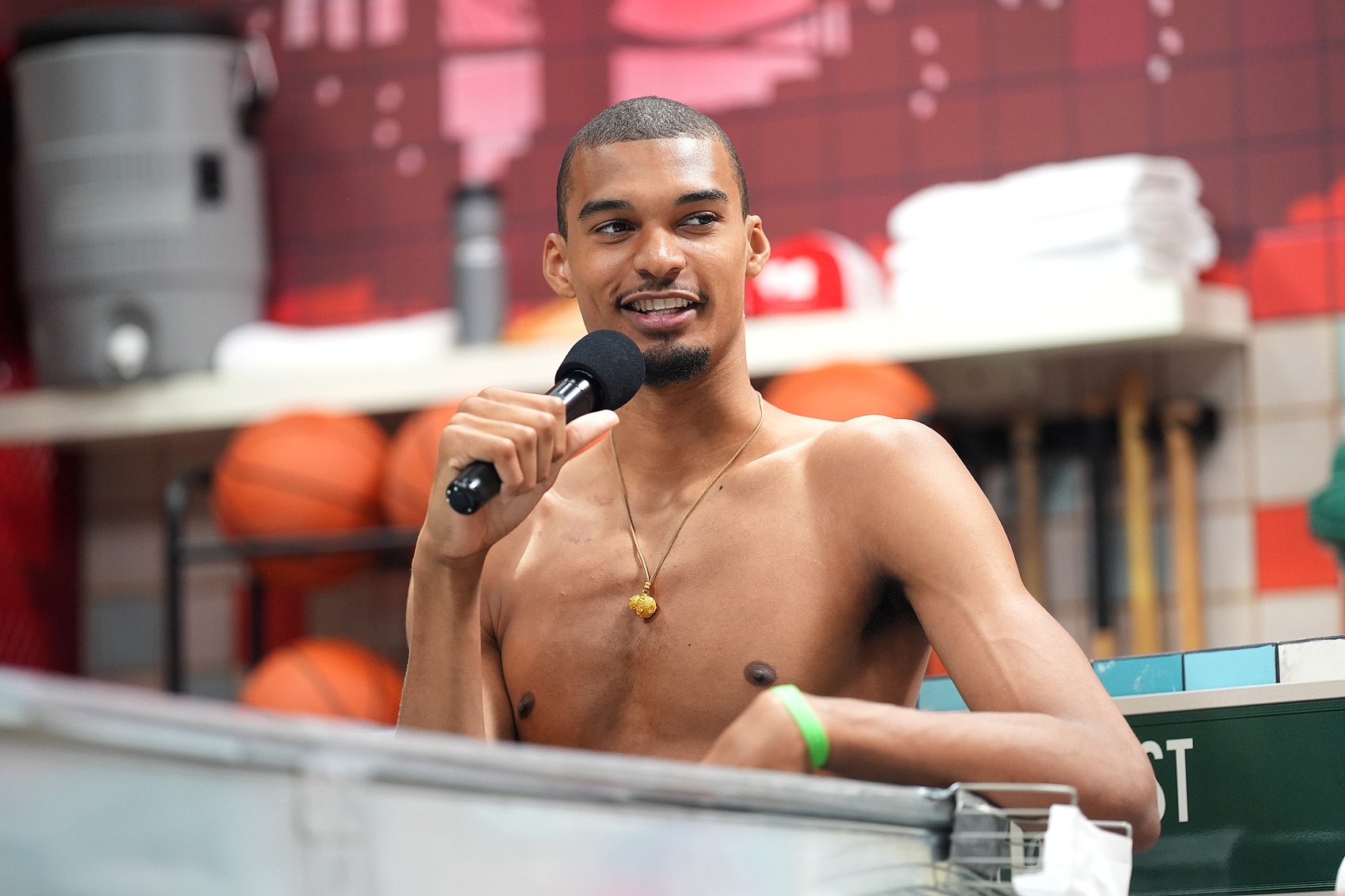 十八铜人警告！文班亚马：今夏最难忘的时刻是前往休斯顿参观NASA