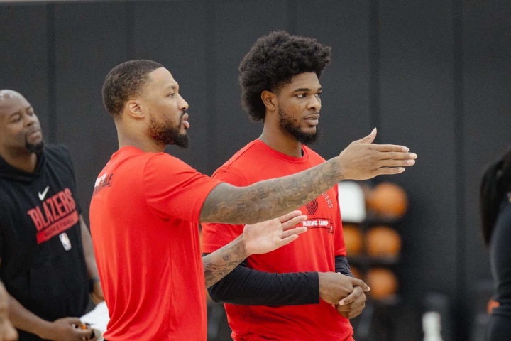 传承！利拉德出席开拓者训练营 向亨德森言传身教！