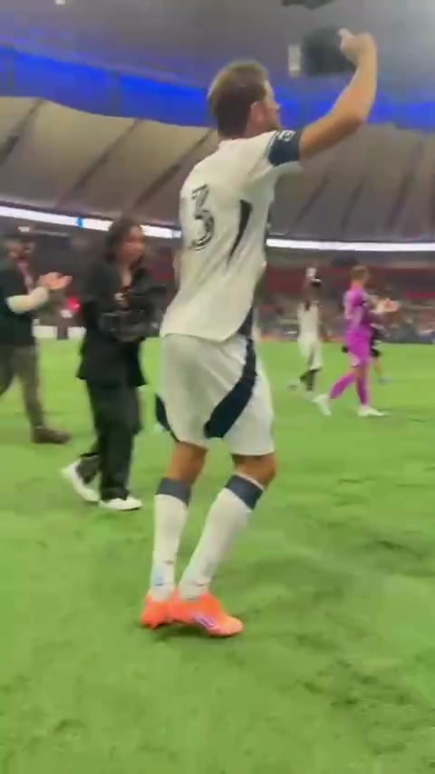 舞姿妖娆！穆勒赛后跳舞庆祝夺冠：继续狂欢🕺