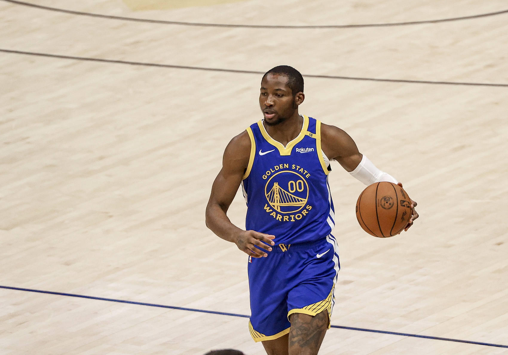 卧不明白！库明加少拿2500万是不想被交易 但又放弃了否决权