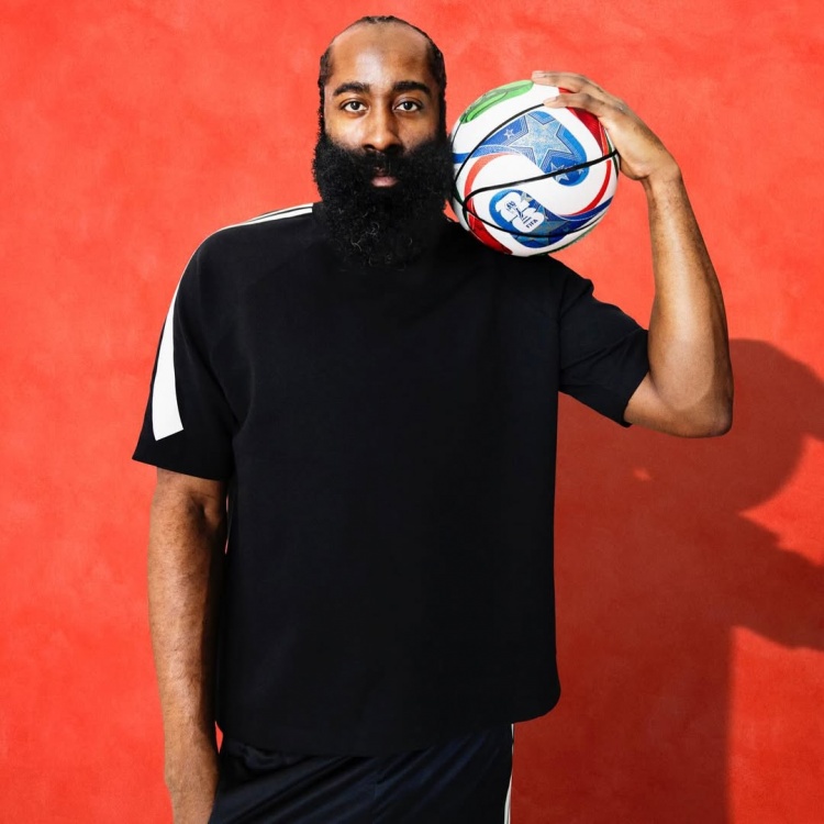 中文译名三重浪！哈登晒与明年美加墨足球世界杯用球合照