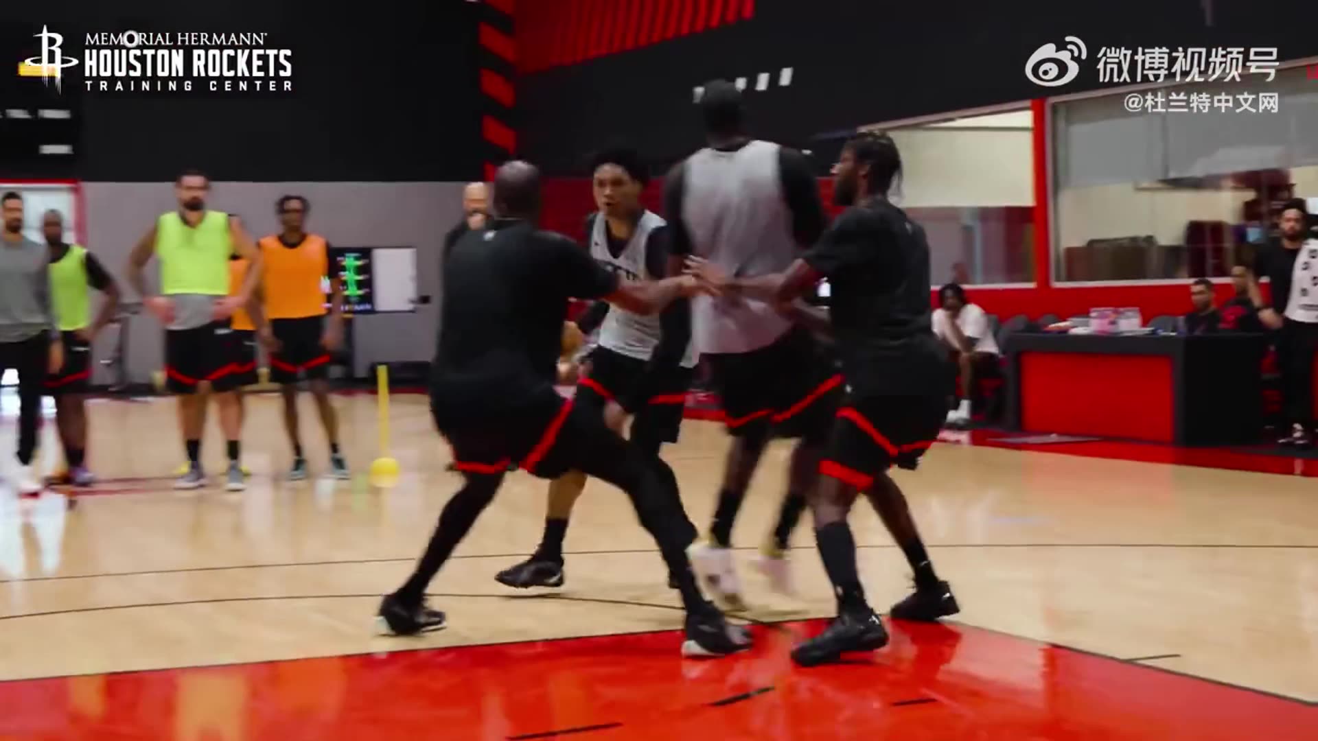 富贵险中求~火箭训练：阿门单打杜兰特 面对长臂干扰单手打板命中