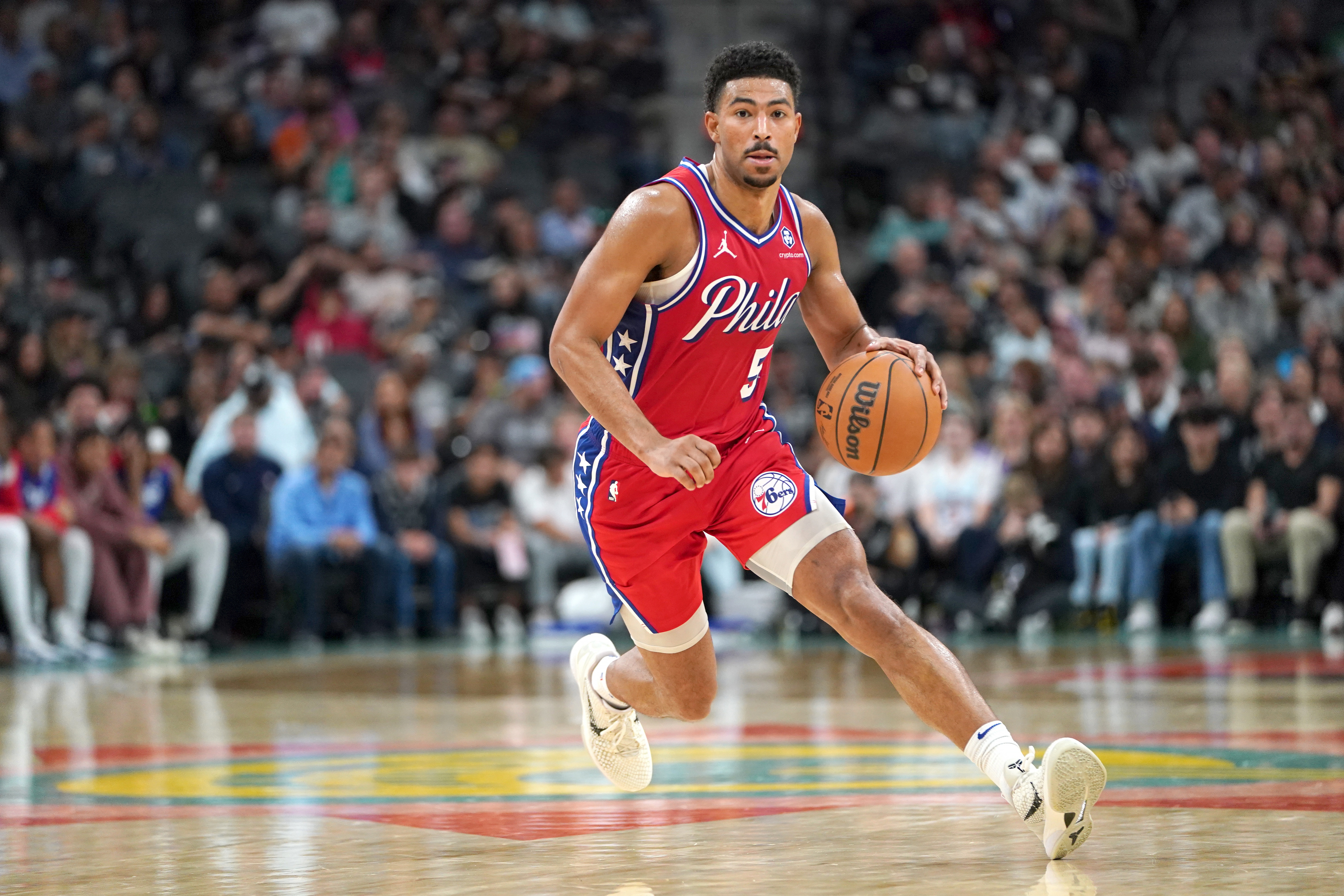 接受870万资质报价！名记：76人给格莱姆斯的均薪一直在900万上下