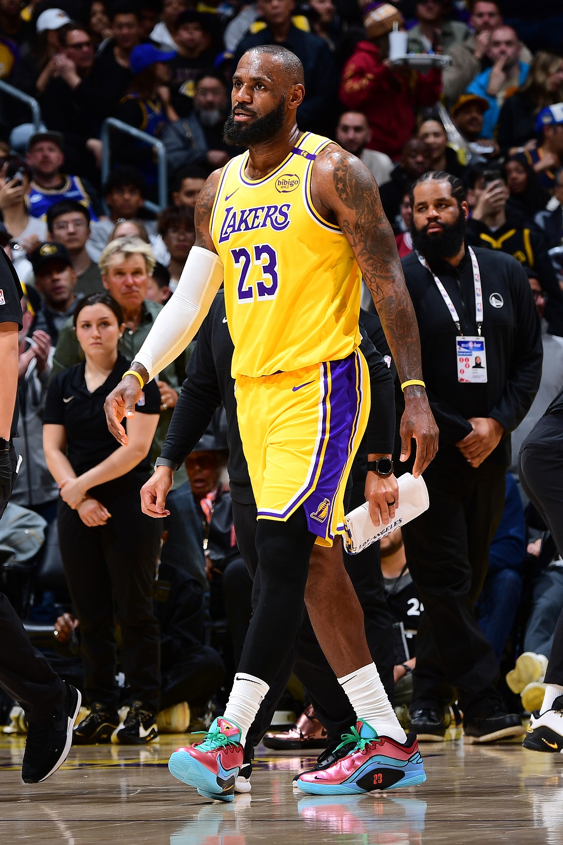 媒体人：不知詹姆斯是决定退役 还是打算再次烽火戏球迷一把呢？