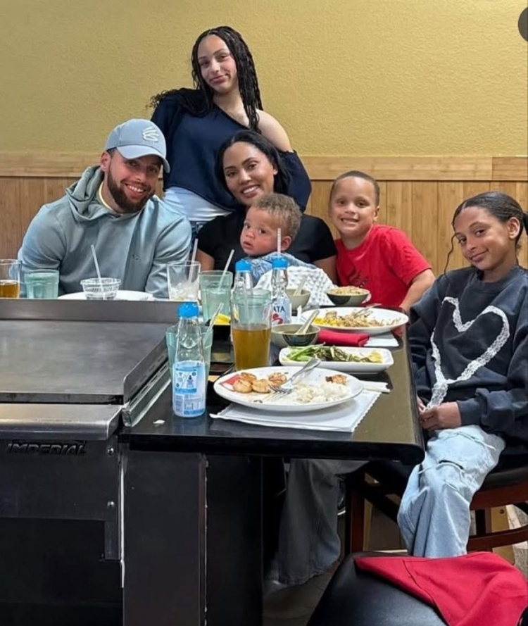 美媒晒库里一家6口聚餐合照！时间都去哪了？