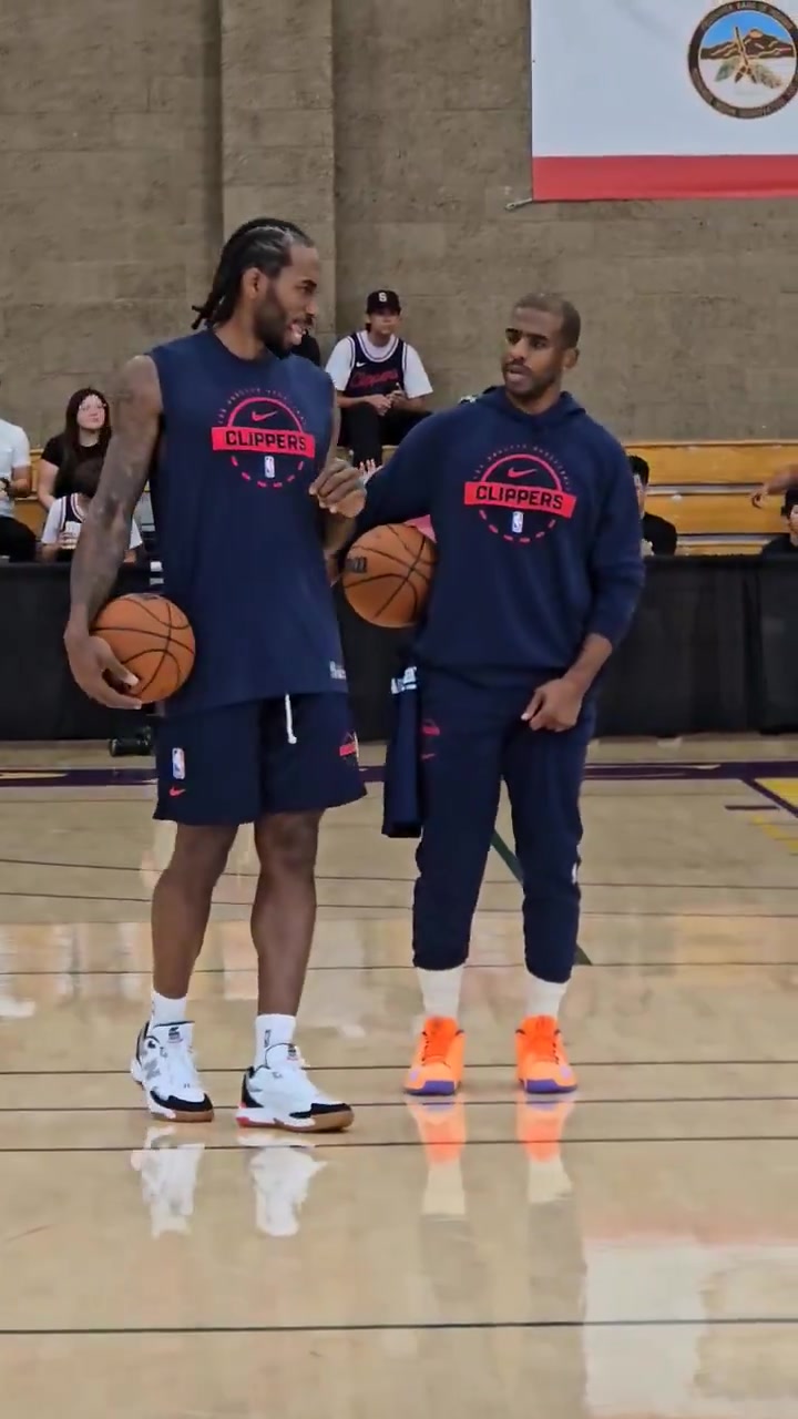 聊啥呢？船记晒视频：保罗和莱昂纳德训练中交流 表情都很认真