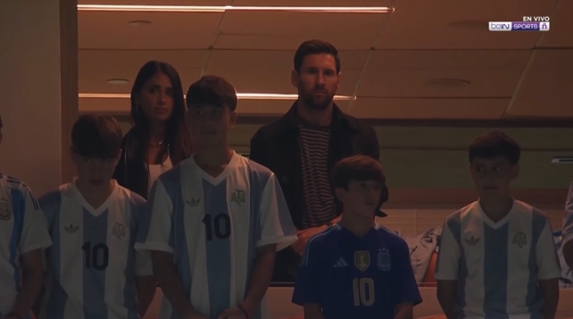 阿根廷vs委内瑞拉赛前为去世的博卡主帅默哀，梅西一家起立肃穆