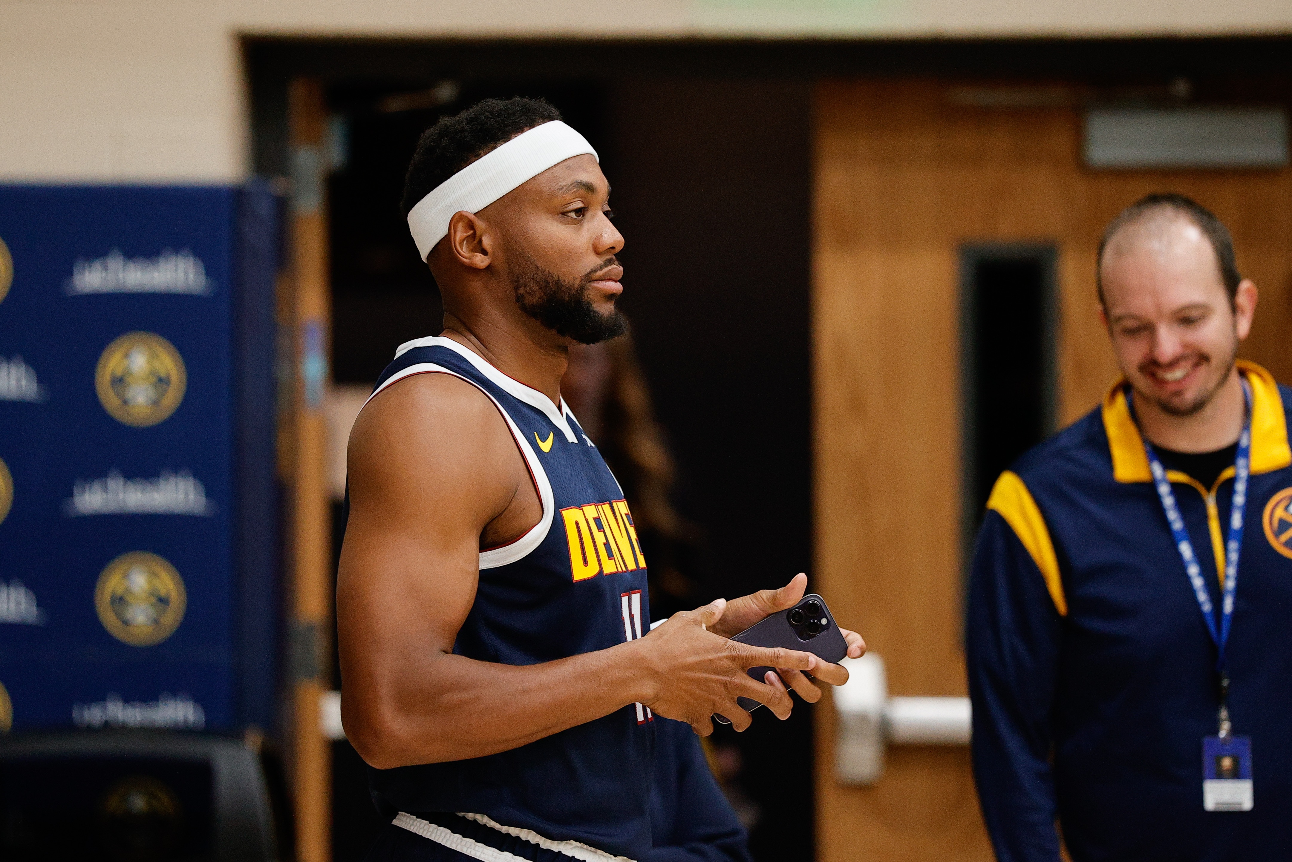 掘记：布鲁斯-布朗曾收到湖人太阳等多队报价 最终选择底薪回掘金