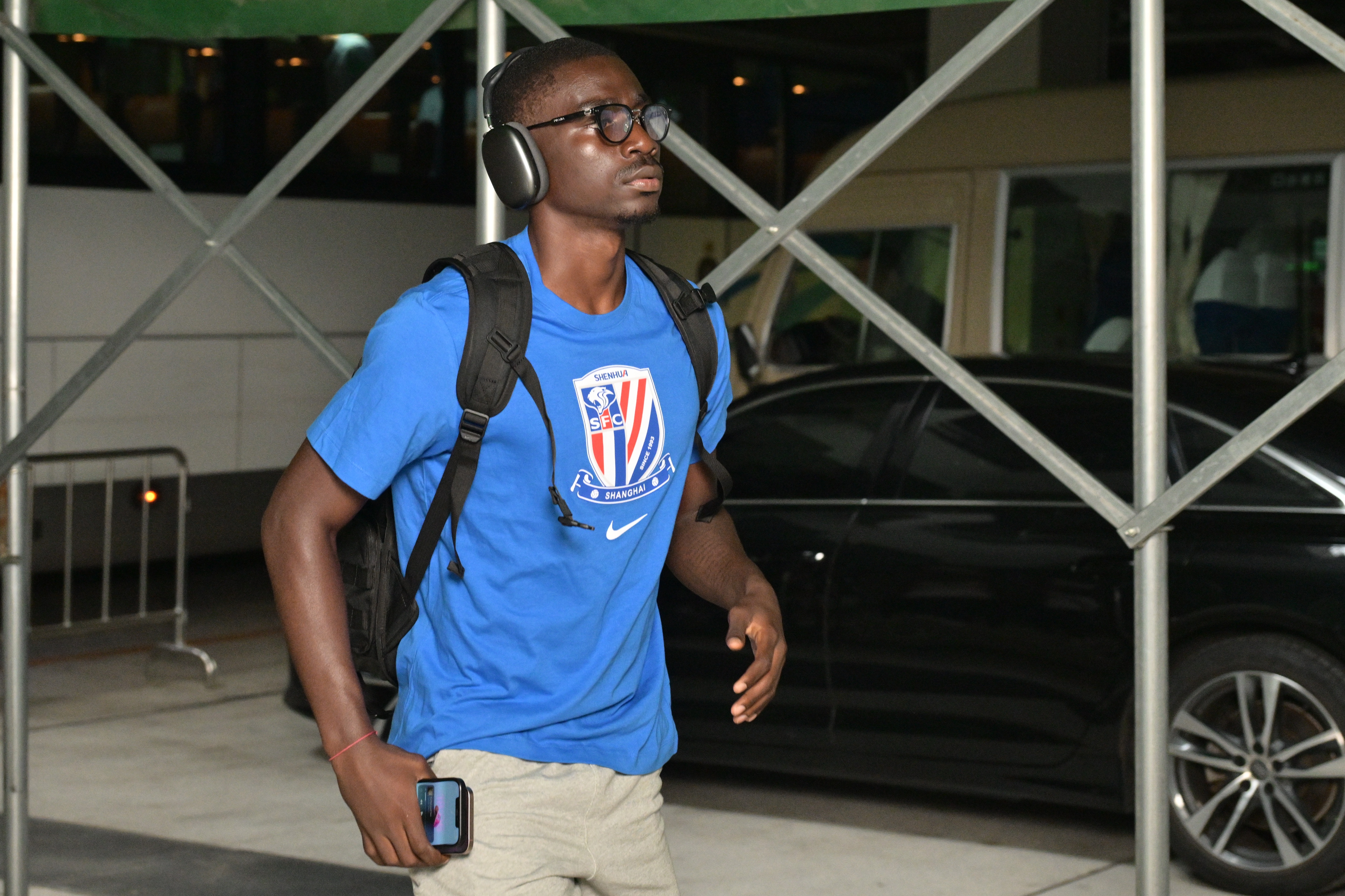 记者：经历世预赛波折及长途旅行，阿苏埃身体状态令人捏了把汗