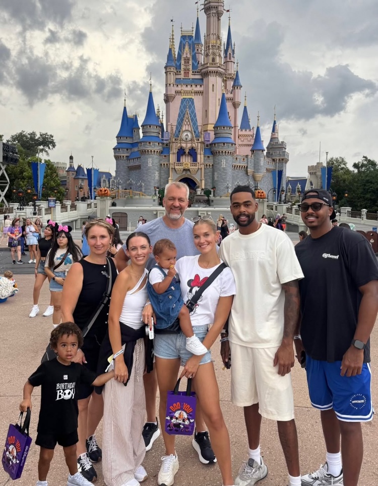 缺阵原因找到！拉塞尔晒全家合照：Riley的3岁生日在迪士尼度过