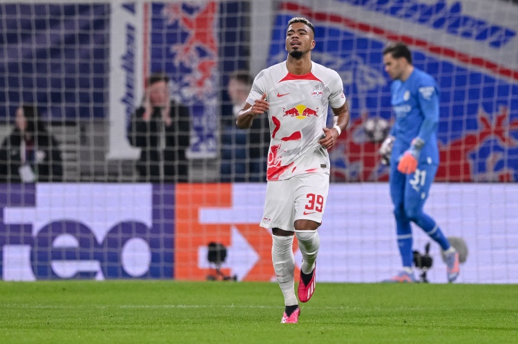 图片报：为了恢复跟腱，莱比锡边卫亨里希斯步行几公里去训练中心