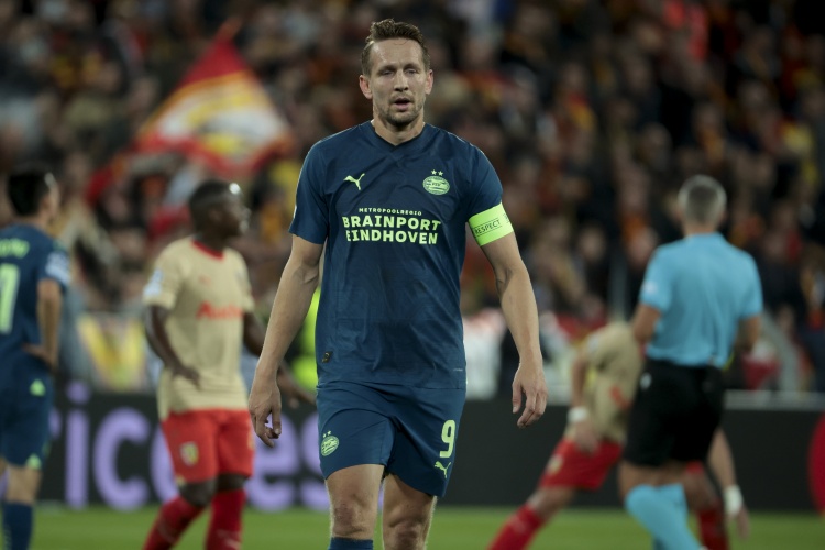 埃因霍温官方：下场比赛前正式告别卢克-德容，球员入选星光大道