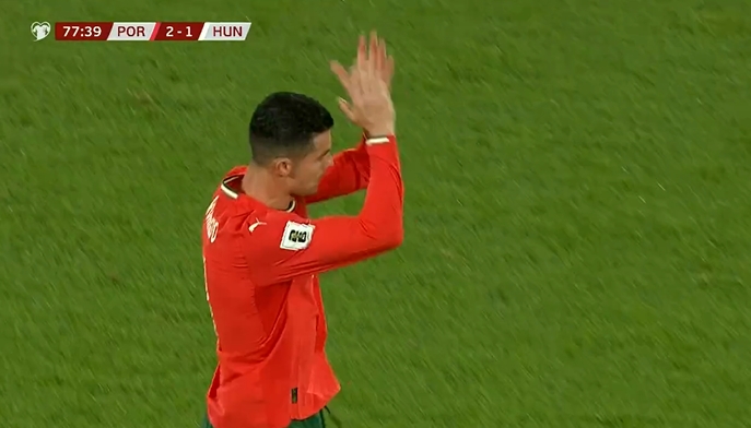 C罗78分钟被换下，接受全场球迷致意