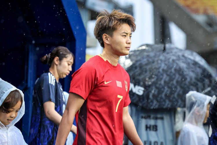 王霜：如果能在偶像C罗踢球的国家获奖，那对我来说非常开心