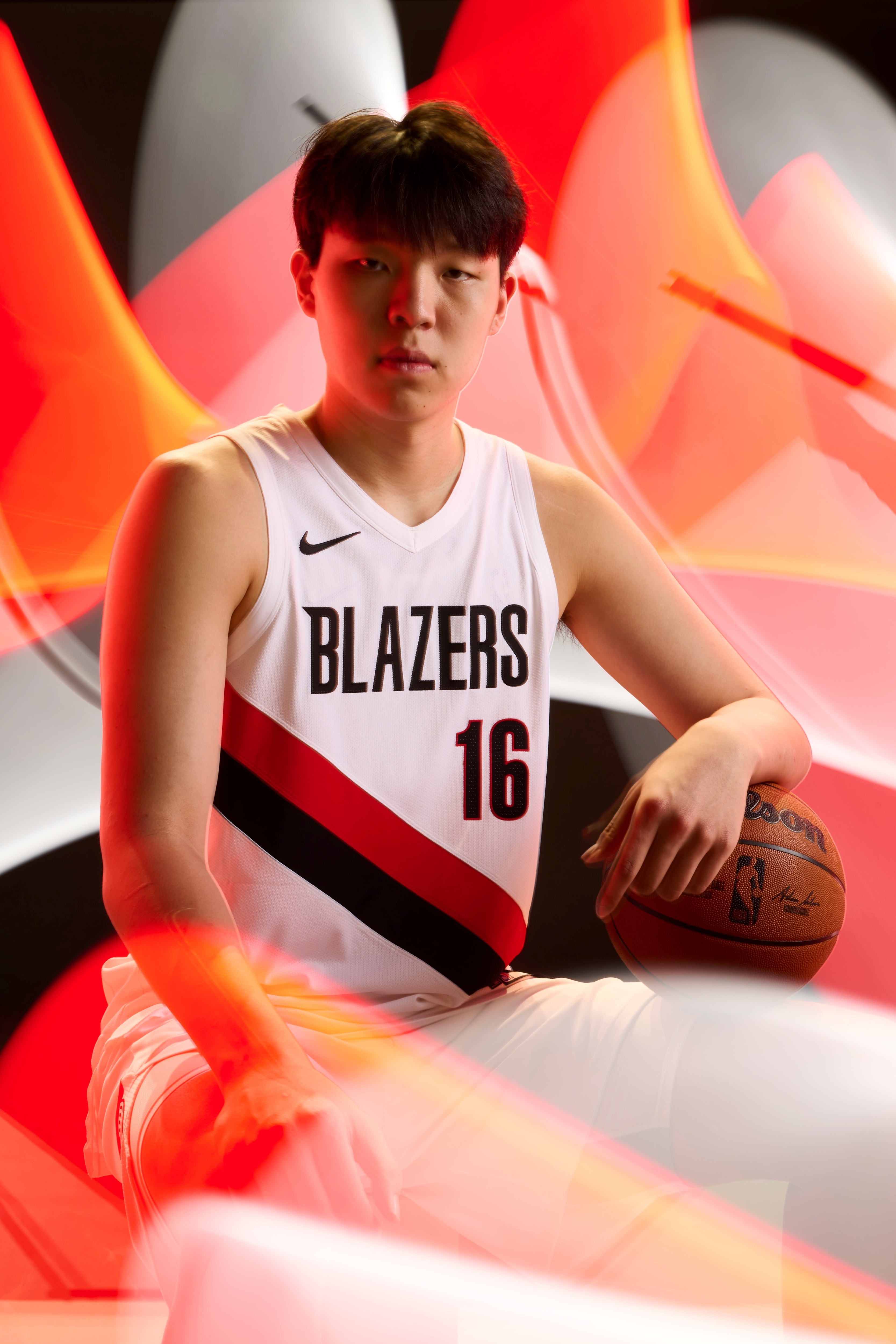 鲁媒：杨瀚森对于高强度比赛的适应程度越来越高 他没让球迷失望